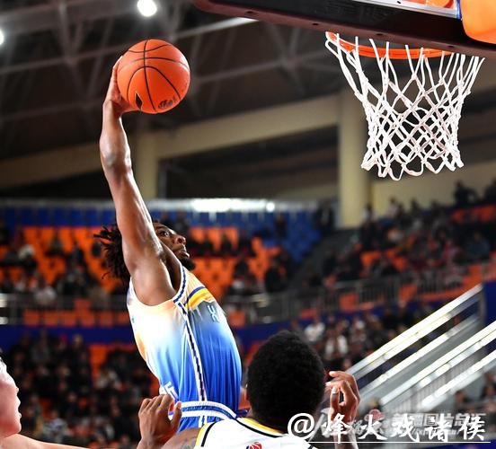 新疆战广厦打得跌宕起伏,只可惜裁判的业务水平影响了比赛精彩 新疆战广厦打得跌宕起伏,只可惜裁判的业务水平影响了比赛精彩