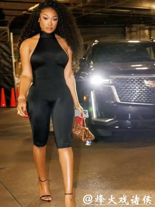 真爱实锤！克莱汤普森傲娇注视女友 身材诱人眼神迷离难掩宠溺